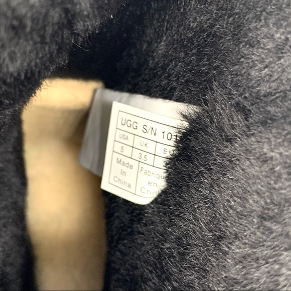 UGG Women’s Classic Short II Black Boots - Picture 12 of 12